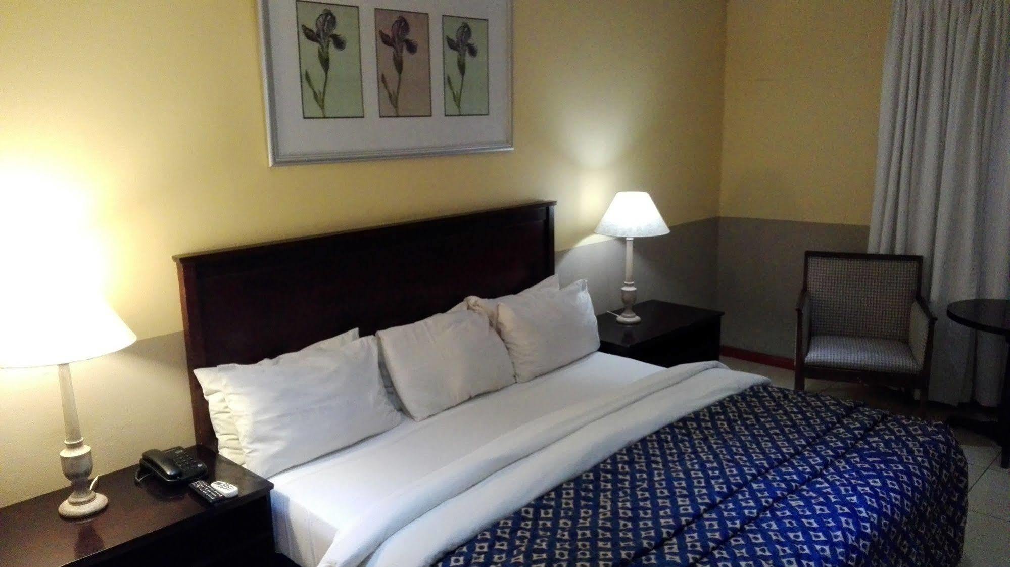 Villa Via Hotel Midrand Luaran gambar