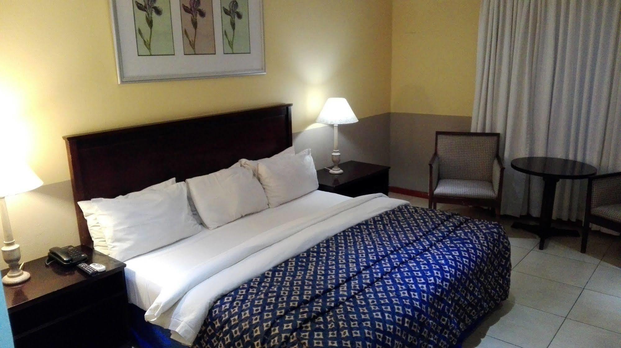 Villa Via Hotel Midrand Luaran gambar