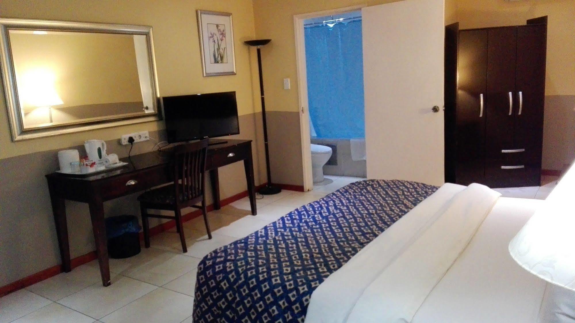Villa Via Hotel Midrand Luaran gambar