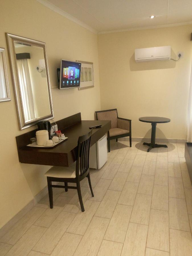 Villa Via Hotel Midrand Luaran gambar